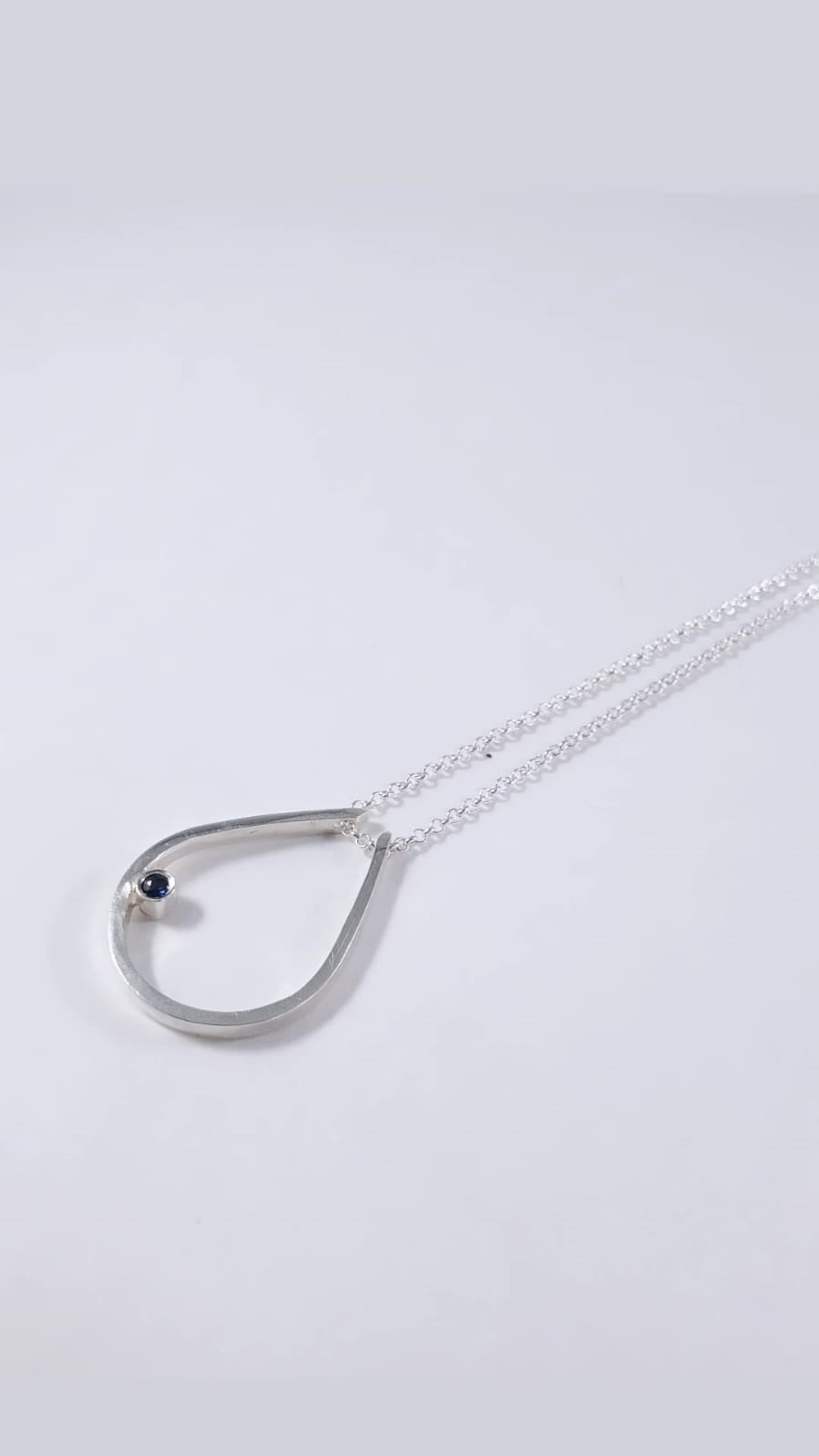 Collar guarda anillos gota con piedras a elección