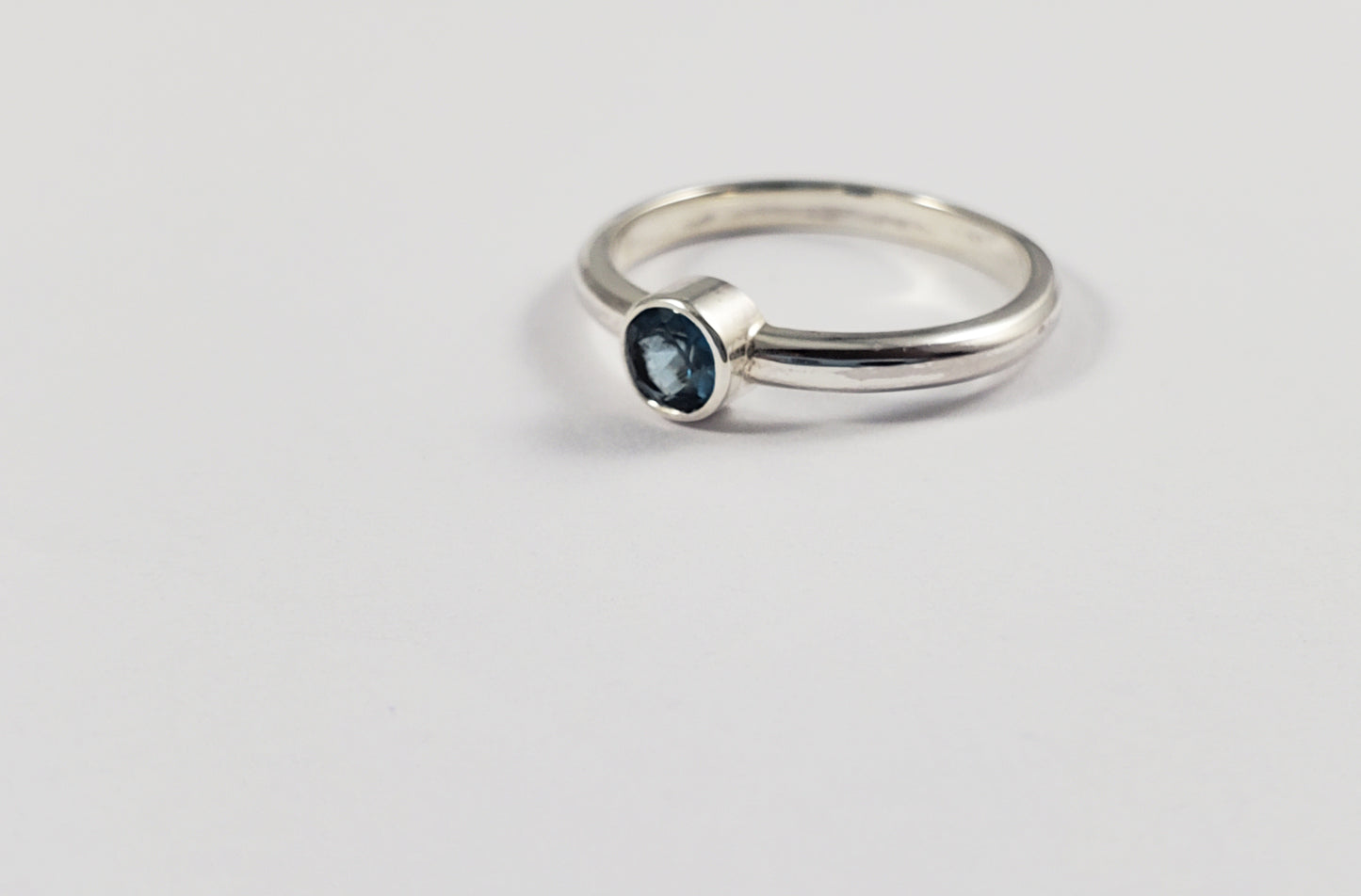 Anillo solitario de plata con piedra a elección