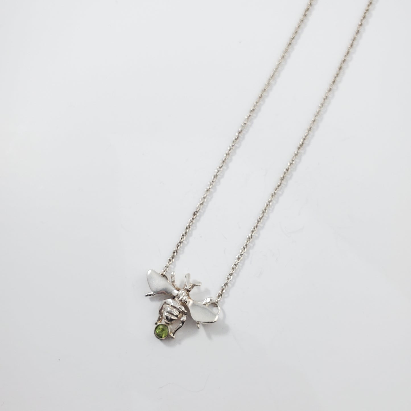 Collar abeja con peridoto