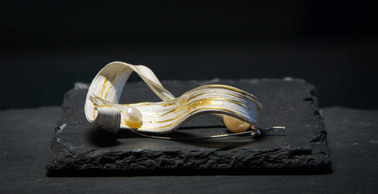 Prendedor cinta bailarina, oro y perlas