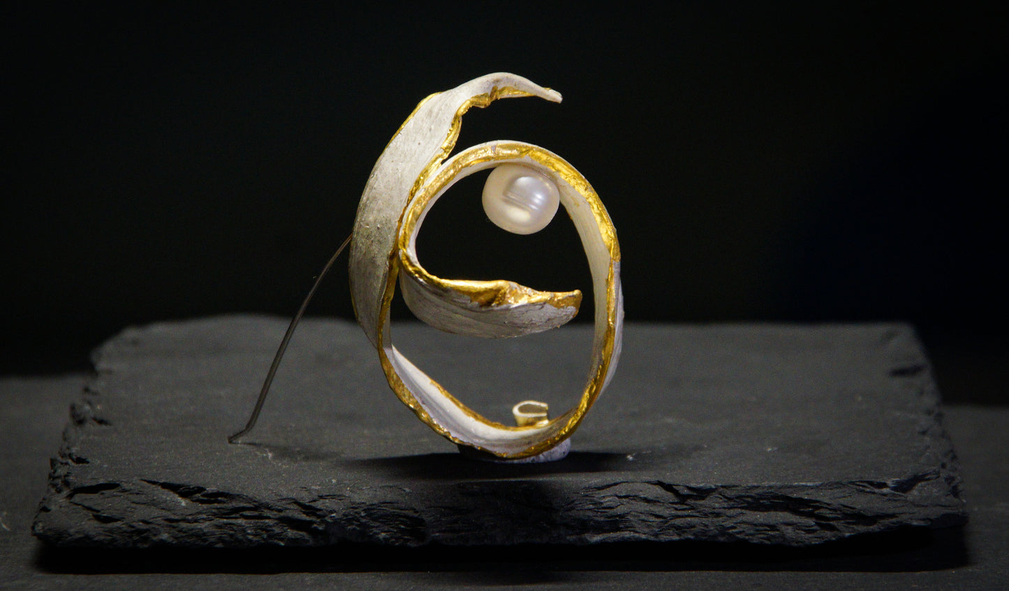 Prendedor cinta, oro y perlas