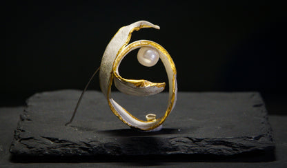 Prendedor cinta, oro y perlas