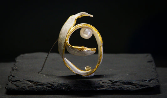 Prendedor cinta, oro y perlas