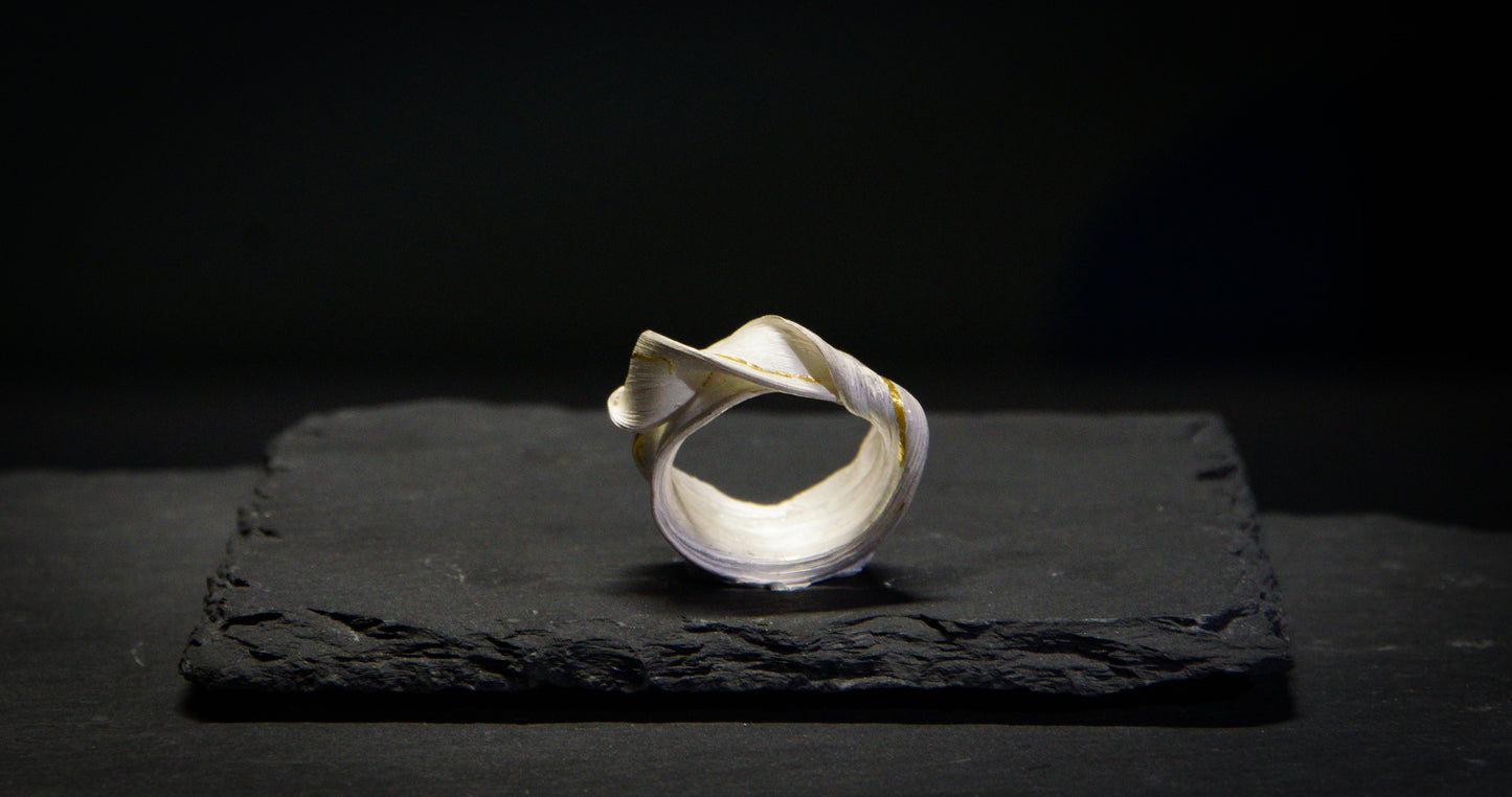 Anillo moebius pincelada de oro