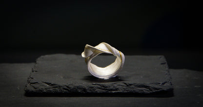 Anillo moebius pincelada de oro