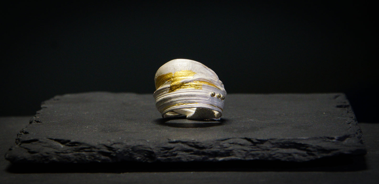Anillo cinta, oro y pelotitas