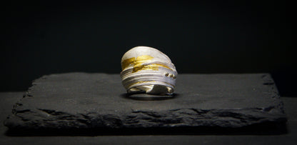 Anillo cinta, oro y pelotitas