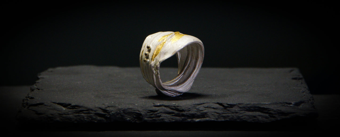 Anillo cinta, oro y pelotitas
