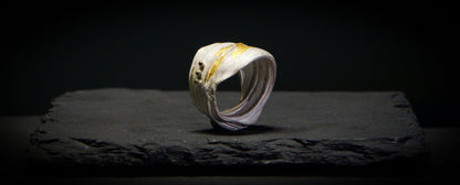 Anillo cinta, oro y pelotitas