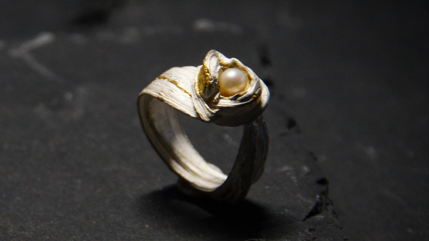 Anillo perla en nido. Plata y oro 24k
