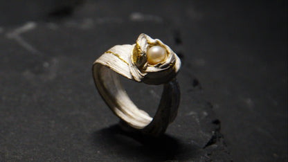 Anillo perla en nido. Plata y oro 24k
