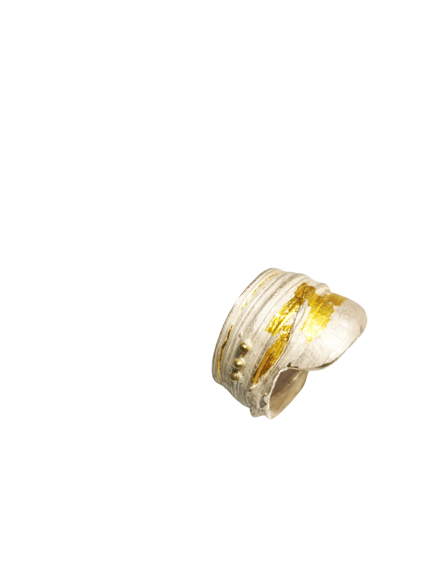 Anillo cinta, oro y pelotitas