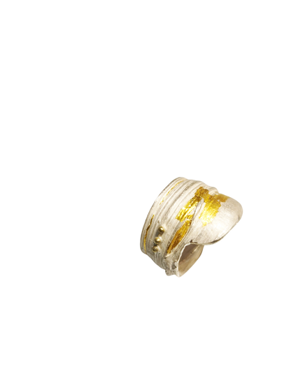 Anillo cinta, oro y pelotitas