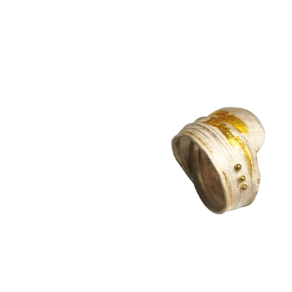 Anillo cinta, oro y pelotitas