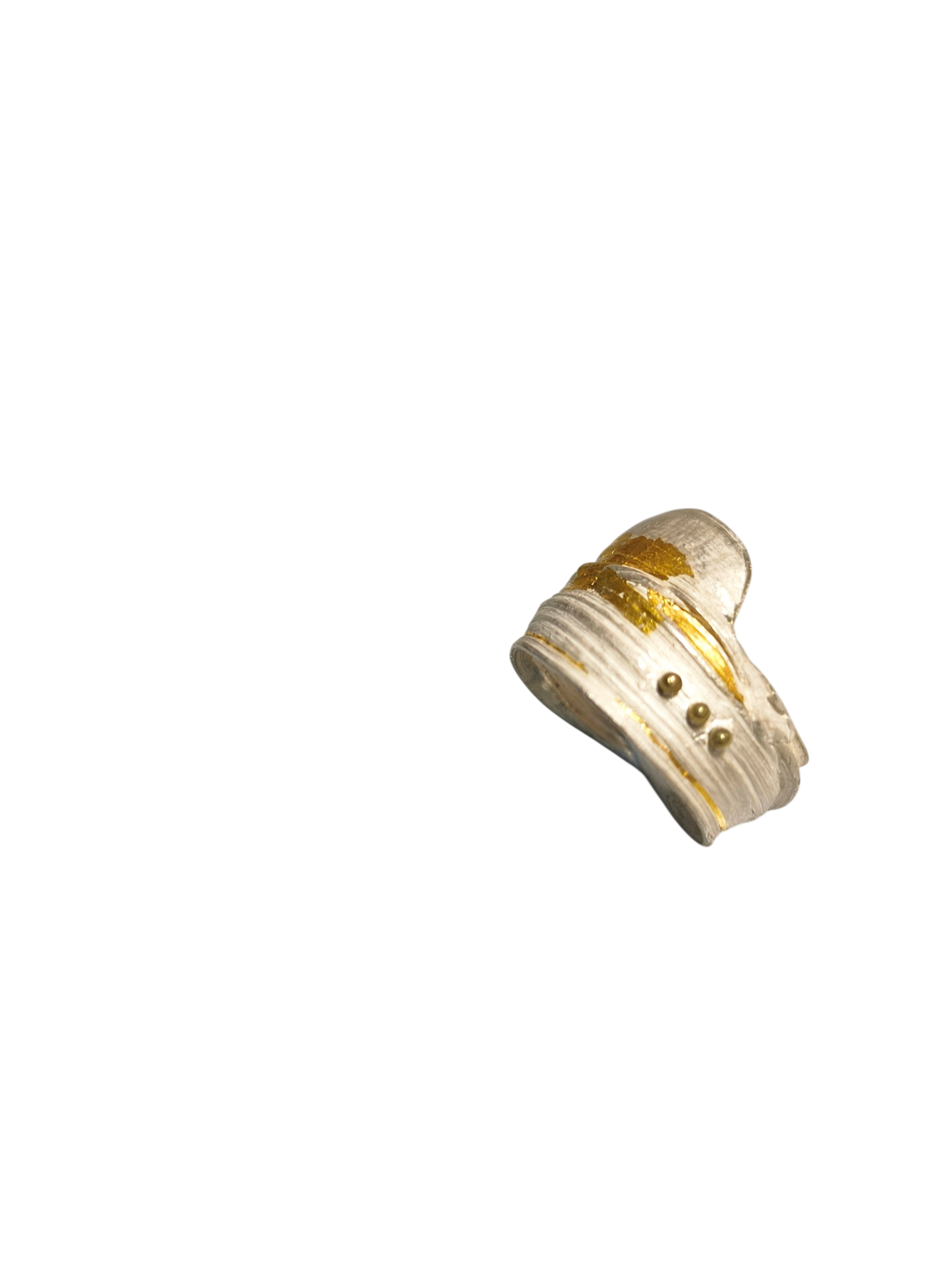 Anillo cinta, oro y pelotitas