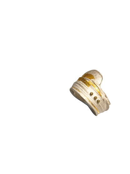 Anillo cinta, oro y pelotitas